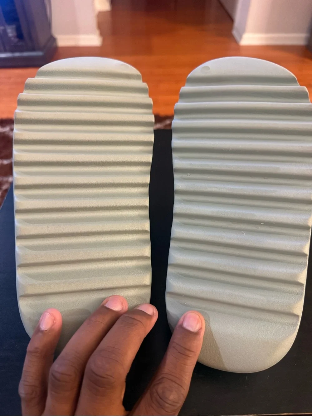 Used Men’s Yeezy Slide salt size 9